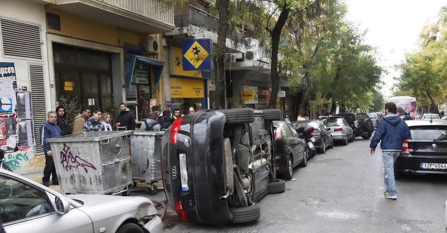 В Афинах устроили самосуд за неправильную парковку