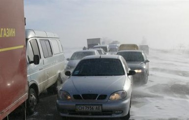 В сугробах на крымской трассе провели ночь 60 авто и два рейсовых автобуса