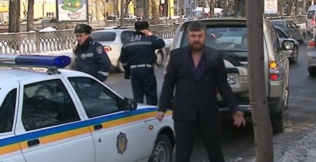 В Киеве пьяный батюшка на джипе пытался разбить машину ГАИ
