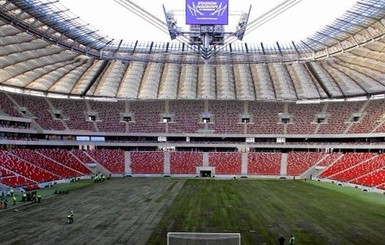 В Варшаве к Евро-2012 стадион застелили рулонами 