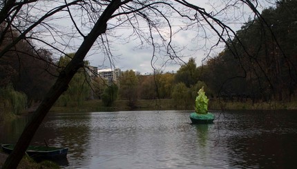 В Киеве появилась светящаяся скульптура посреди озера