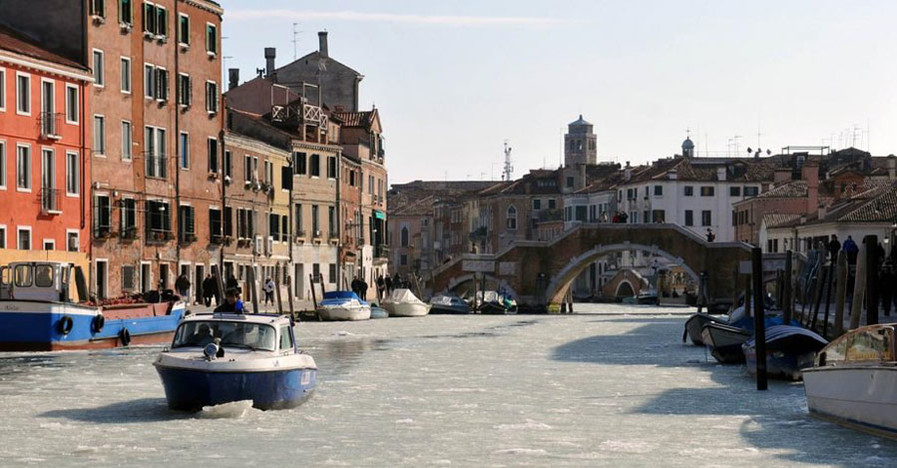 Из-за морозов замерзли все каналы в Венеции