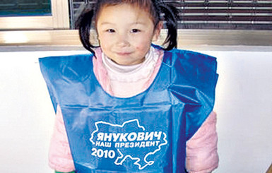Китайским детям на праздники дарят платья с надписью 