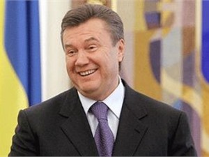 Янукович водил хороводы и ел блины в Вышгороде