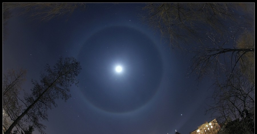 Астроном-любитель сделал потрясающий снимок: ареол Луны над венгерским замком 