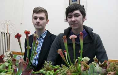 Студенты разводят цветы, пожирающие насекомых 