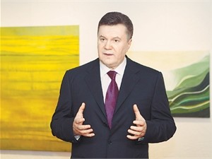 Янукович поручил Кабмину подобрать замену Клюеву