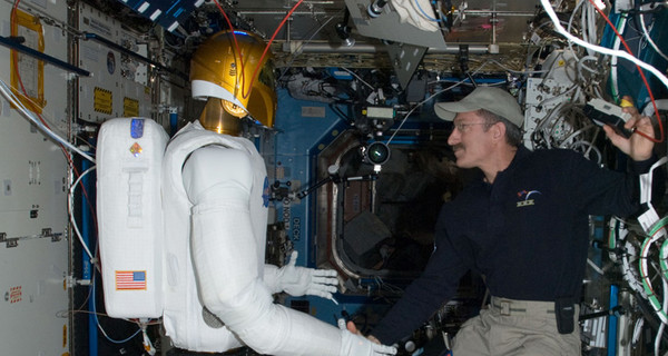 Робот-астронавт впервые пожал руку человеку в космосе 