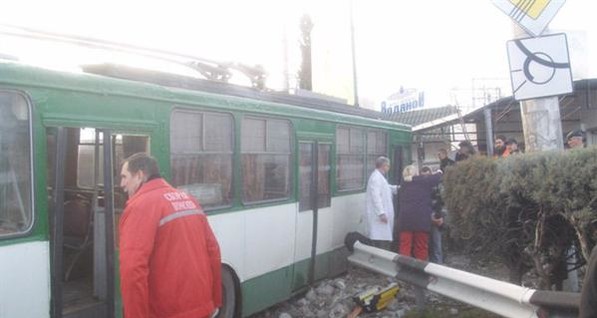 В Крыму  грузовик протаранил троллейбус с пассажирами - есть жертвы