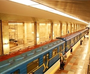 На зеленой ветке столичного метро приостановлено движение поездов
