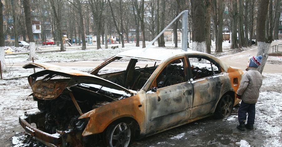Поджигатель вернулся: за одну ночь в Киеве уничтожено пять авто