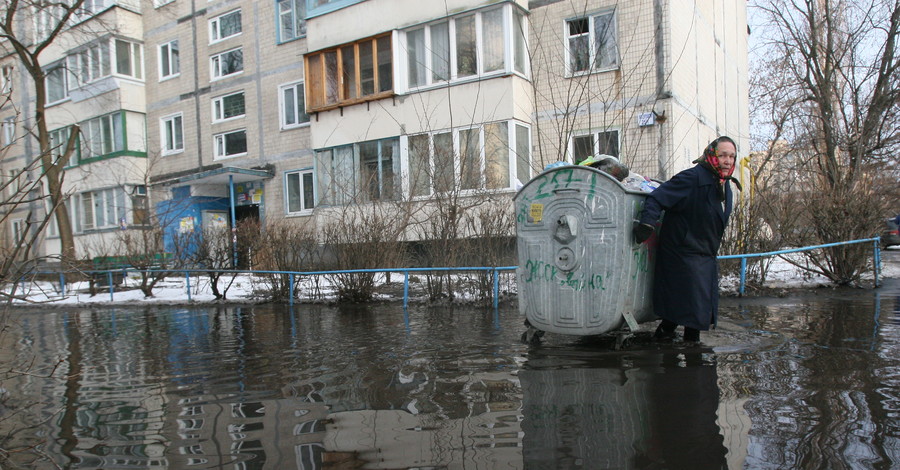 В Киеве затопило дворы