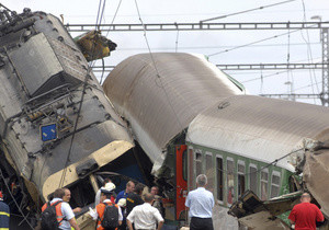 В Польше на железной дороге сплющило два поезда: травмированы сотни людей 