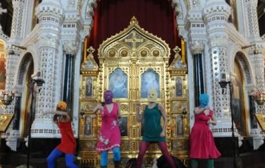 Православные просят простить панкерш, устроивших непристойный концерт в храме