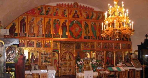 Россиянин с топором ворвался в собор и и порубил 38 икон в щепки  