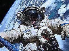 У космонавтов в космосе таинственным образом изменяется зрение
