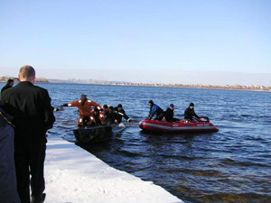 Трое рыбаков дрейфовали по Днепру на льдине 