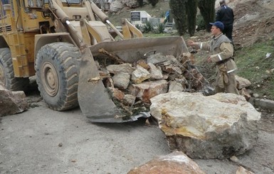 В Крыму огромные валуны рухнули на машины и памятник Герою СССР