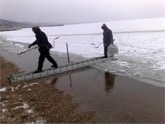 В Азовском море дрейфовали на льдине 36 рыбаков