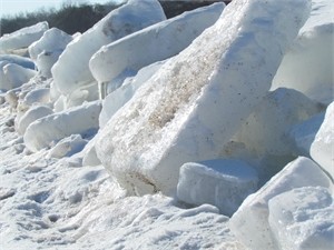 Мариуполь завалило гигантскими глыбами льда