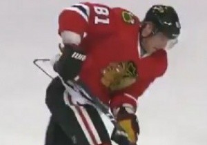 Хоккеист NHL перед игрой умудрился надеть свитер вместе с вешалкой