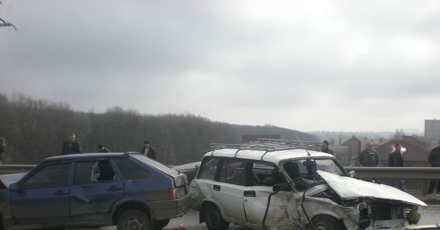 На Киевской трассе столкнулось 5 машин: четыре человека в 