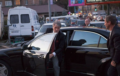Ющенко разъезжает по Киеву на Mercedes за $ 80 000 долларов