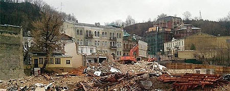 На Андреевском спуске без разрешения снесли три здания