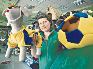 Как киевляне готовятся к Евро-2012: Собак переодевают в сине-желтые цвета и бронируют столики в пабах