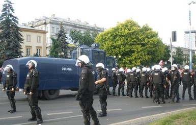 Полиция перекрыла движение в центре Варшавы из-за стычек польских и российских фанатов