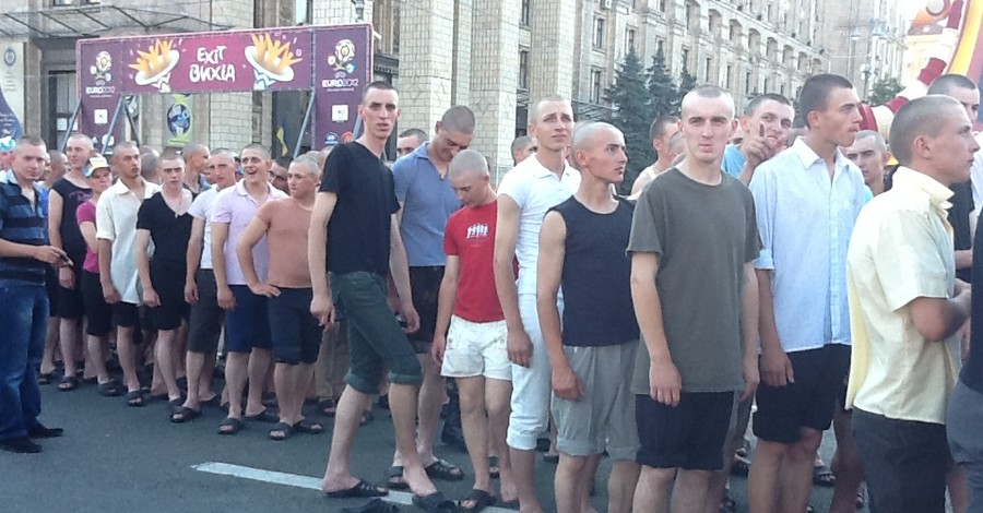 Английские фанаты обнимаются с украинцами под 