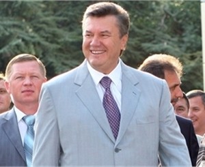 Виктор Янукович идет в фан-зону Донецка