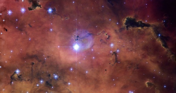 Опубликованы потрясающие снимки космического скопления с голубыми звездами 