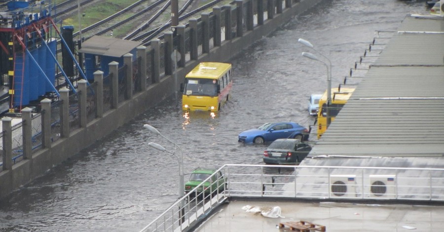 В Одессе бесчинствует буря с градом и молнией: город затопило