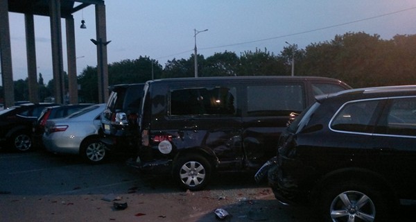 В Днепропетровске пьяный водитель на грузовике разбил 10 иномарок