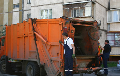 Летом киевляне злятся на мусор, лужи и мокрые потолки  