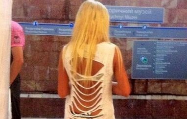 Новый хит Интернета: блондинка в бикини шокировала пассажиров Харьковского метро