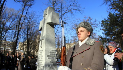 В Днепре ко Дню Соборности открыли памятник и спел Олег Скрипка