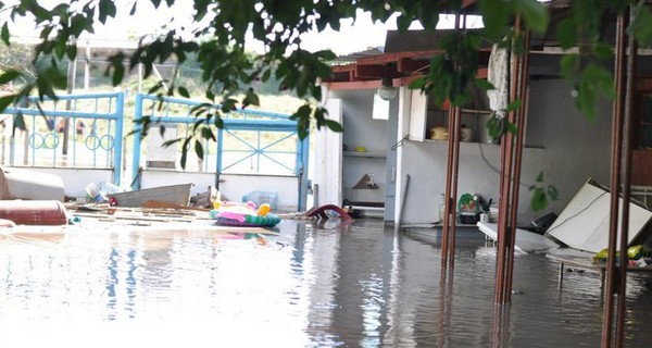 Страшный потоп в Крыму: бурлящая вода доставала до окон домов