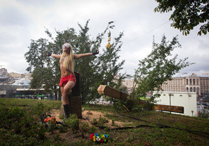 Милиция завела дело на FEMEN, спиливших крест на Майдане 