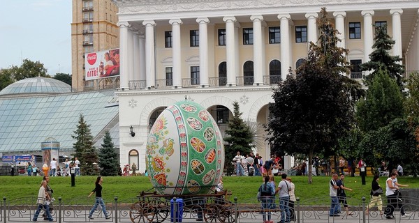 В Киеве пытались похитить гигантскую писанку