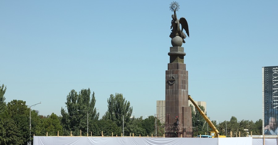 Новый памятник Независимости в Харькове оказался копией монумента в Бишкеке