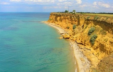В Севастополе сотни тонн грунта обрушились на пляж