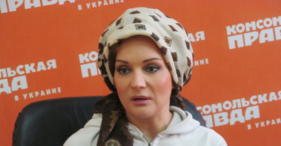 Таня Буланова явилась к журналистам в бигуди