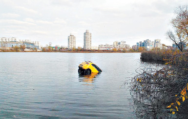 В озере на Оболони утонул автомобиль, в котором отдыхала парочка