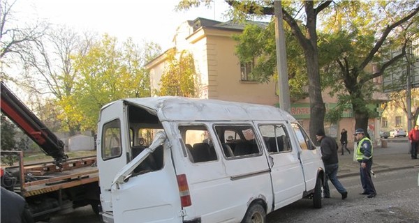 Кровавое ДТП в Одессе: мусоровоз опрокинул микроавтобус с 12 пассажирами