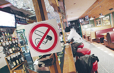 Запрет на курение: любителей табака обещают усмирять с помощью охраны 