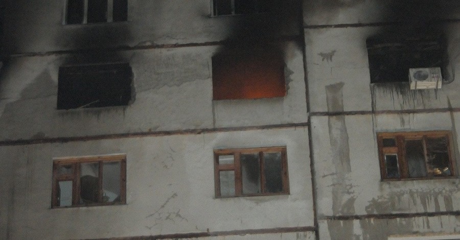 Жительница сгоревшей высотки прыгнула с 10 этажа с двумя детьми