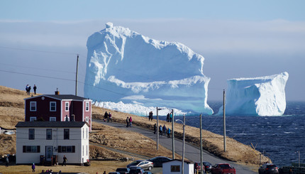 В канадскую деревню приплыл огромный айсберг