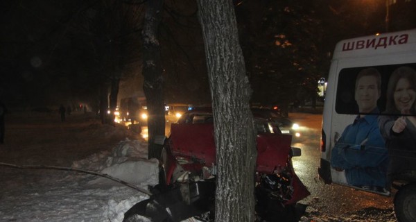 Пьяный лихач в Днепропетровске лавировал полтора километра, пока не зацепил маршрутку и влетел в дерево